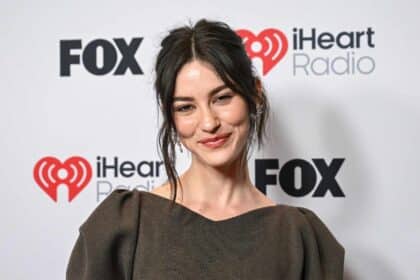 Gracie Abrams μιλά για την αφαίρεση της Pride σημαίας από το Stonewall Monument