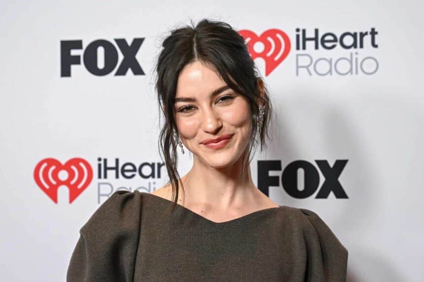 Gracie Abrams μιλά για την αφαίρεση της Pride σημαίας από το Stonewall Monument