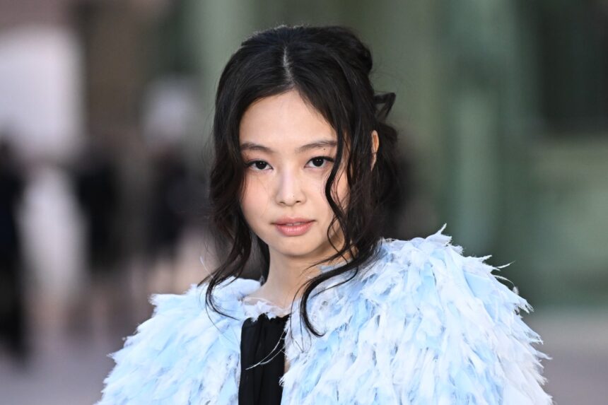 JENNIE των BLACKPINK με αφορμή τη συμμετοχή της στο Dracula remix