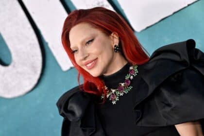 Lady Gaga στο Harlequin Live One Night Only με θεατρικό φωτισμό στη σκηνή