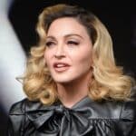 Madonna στη Βενετία κρατώντας σενάριο για τη συμμετοχή της στη σειρά The Studio