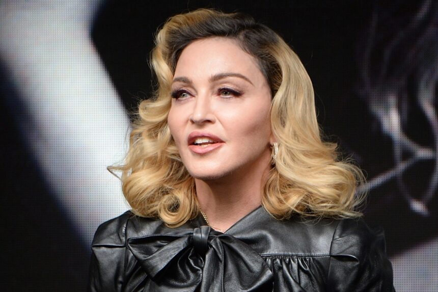 Madonna στη Βενετία κρατώντας σενάριο για τη συμμετοχή της στη σειρά The Studio
