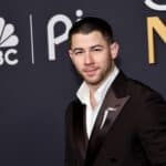Nick Jonas και Paul Rudd σε σκηνή από την ταινία Power Ballad