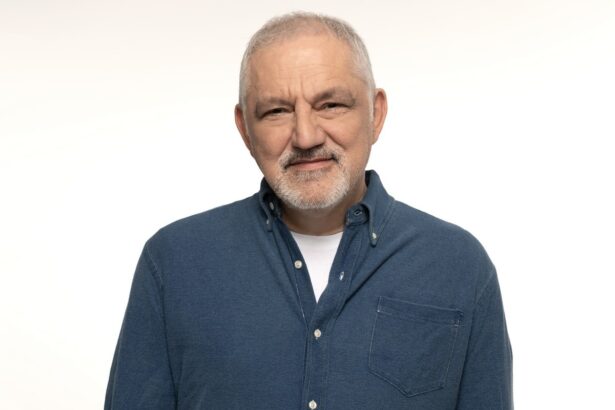 Ο Νίκος Πορτοκάλογλου παρουσιάζει το νέο του άλμπουμ Ανάμεσα σε φωτογράφιση για την ANIMA by Stay Independent