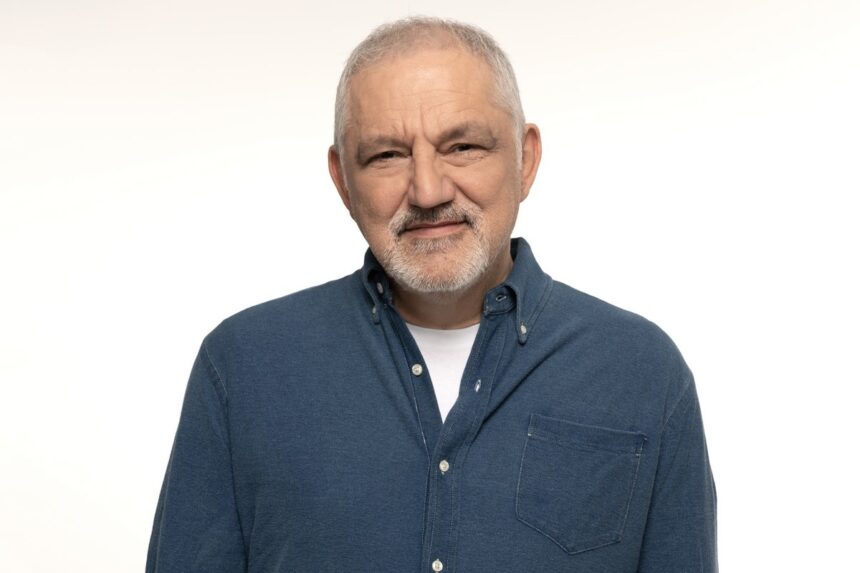 Ο Νίκος Πορτοκάλογλου παρουσιάζει το νέο του άλμπουμ Ανάμεσα σε φωτογράφιση για την ANIMA by Stay Independent