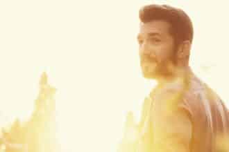 Θοδωρής Βουτσικάκης τραγουδά Πίτσι Πίτσου Το Νησί Του Παραδείσου με στίχους Ελεάνας Βραχάλη και μουσική του Ερμή