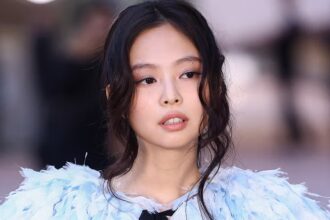 JENNIE των BLACKPINK στο Chanel show στο Paris Fashion Week