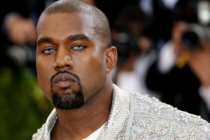 Kanye West σε σκηνή με αντιδράσεις γύρω από πιθανή απαγόρευση εισόδου στο Ηνωμένο Βασίλειο