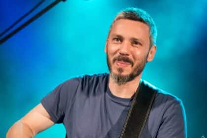 Ο Αλκίνοος Ιωαννίδης επί σκηνής κατά τη διάρκεια συναυλίας στο εξωτερικό