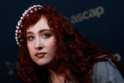 Emma Stone τραγουδά το Good Luck Babe της Chappell Roan στη σκηνή του Bugonia