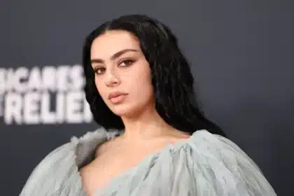 Charli XCX σε live εμφάνιση στο Glastonbury 2025
