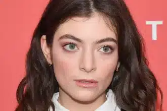 Η Lorde ποζάρει πριν τη συναυλία της στο Λουξεμβούργο, λίγο πριν την ακύρωση