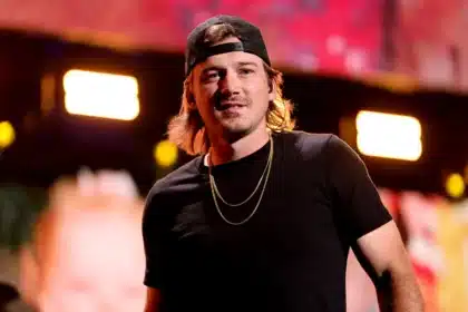 Morgan Wallen στη σκηνή σε συναυλία με το κοινό στο Nashville