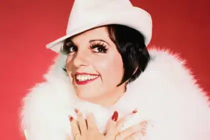 Liza Minnelli και Lady Gaga στη σκηνή των Oscars 2022 κατά την απονομή βραβείου