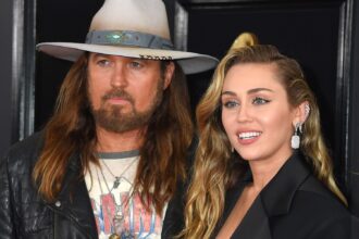 Miley Cyrus, Billy Ray Cyrus, τραγούδι Secrets, συμφιλίωση, οικογένεια, συγκίνηση