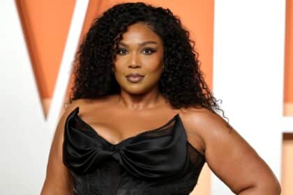Lizzo χαμογελαστή μετά τη δικαστική απόφαση για την υπόθεση fat-shaming