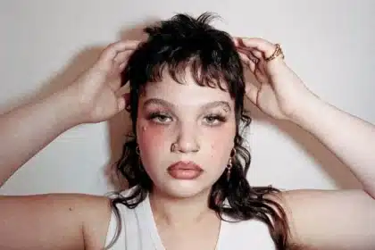 Lola Young ανακοινώνει την επιστροφή της στη σκηνή με live στο London Palladium