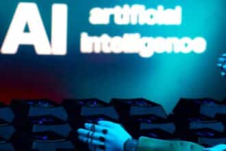 AI μικρόφωνο σε στούντιο ηχογράφησης με τεχνητή φωνή που τραγουδά