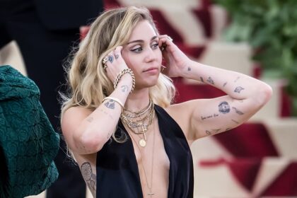 Miley Cyrus δείχνει το δαχτυλίδι αρραβώνων της στο Jimmy Kimmel Live