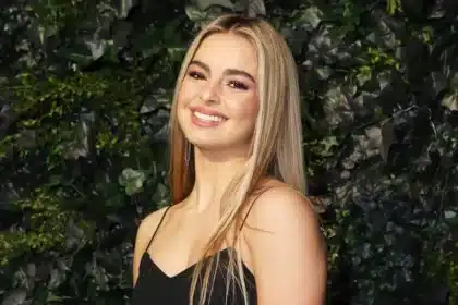 Addison Rae και Alex Warren ποζάρουν χαμογελαστοί ως υποψήφιοι για Grammy