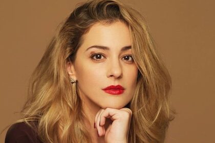 Η Νατάσσα Μποφίλιου και ο Μανώλης Φάμελλος στη σκηνή σε live παρουσίαση του «Όλα Είναι Μπροστά» στο Θέατρο Θησείον