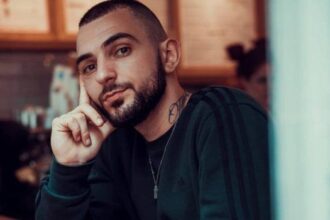 TOQUEL σε live εμφάνιση με το άλμπουμ 10 που κατακτά τα charts σε Spotify και Apple Music