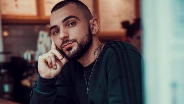 TOQUEL σε live εμφάνιση με το άλμπουμ 10 που κατακτά τα charts σε Spotify και Apple Music