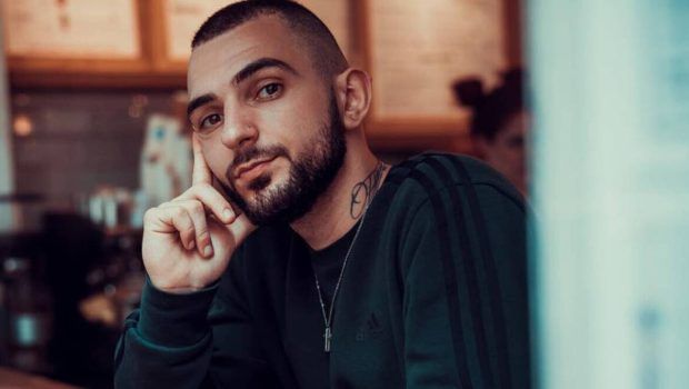 TOQUEL σε live εμφάνιση με το άλμπουμ 10 που κατακτά τα charts σε Spotify και Apple Music