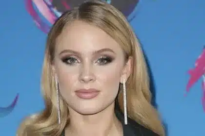 Zara Larsson σε εμφάνιση στα Grammy 2026 μετά την επιστροφή της στα charts
