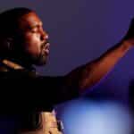 Kanye West σε σκηνή κατά τη διάρκεια περιοδείας