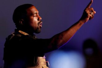 Kanye West σε σκηνή κατά τη διάρκεια περιοδείας