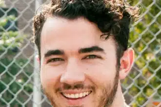 Kevin Jonas Changing – Kevin Jonas κρατά κιθάρα με φόντο το ηλιοβασίλεμα
