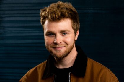 Alex Warren στη σκηνή των Grammys κατά την εμφάνιση του τραγουδιού Ordinary