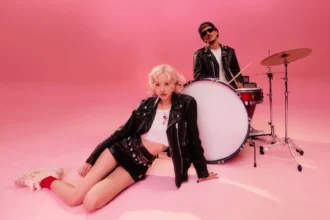 Rosé και Bruno Mars κατά τη διάρκεια του music video του «APT.»