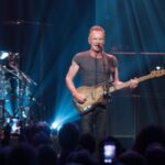 Ο Sting στη σκηνή του Palace of Fine Arts στο Σαν Φρανσίσκο πριν από το Super Bowl LX, σε μια ιδιαίτερη pre-game συναυλία