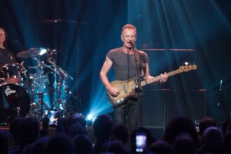 Ο Sting στη σκηνή του Palace of Fine Arts στο Σαν Φρανσίσκο πριν από το Super Bowl LX, σε μια ιδιαίτερη pre-game συναυλία