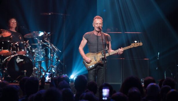 Ο Sting στη σκηνή του Palace of Fine Arts στο Σαν Φρανσίσκο πριν από το Super Bowl LX, σε μια ιδιαίτερη pre-game συναυλία
