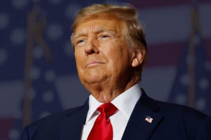 Donald Trump σε επίσημη συνάντηση με αυστηρό ύφος