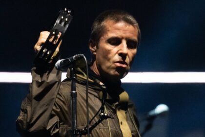 Liam Gallagher στη σκηνή κατά τη διάρκεια της περιοδείας Oasis Live ’25