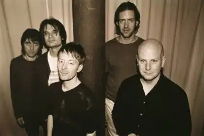 Ed O’Brien των Radiohead σε σκηνή συναυλίας κατά τη διάρκεια της περιοδείας Blue Morpho με μουσικούς συνεργάτες