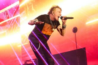 Axl Rose Guns N’ Roses συναυλία Αργεντινή μικρόφωνο