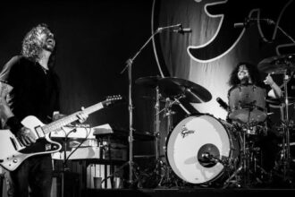 Ο Dave Grohl στη σκηνή επιβεβαιώνει νέο άλμπουμ των Foo Fighters