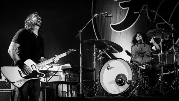 Ο Dave Grohl στη σκηνή επιβεβαιώνει νέο άλμπουμ των Foo Fighters