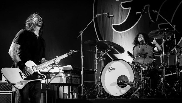 Ο Dave Grohl στη σκηνή επιβεβαιώνει νέο άλμπουμ των Foo Fighters