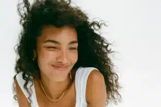 Olivia Dean στη Νέα Υόρκη – Η Βρετανίδα τραγουδίστρια που μάχεται για δίκαιες τιμές εισιτηρίων