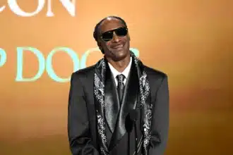 Snoop Dogg παρουσιάζει συλλεκτικό κρασί προς τιμήν του 2Pac με τίτλο 2 of Amerikaz Most Wanted