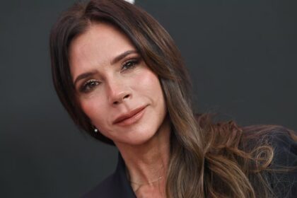 Victoria Beckham στο πλευρό του David Beckham μετά τη χρίση του ως ιππότη