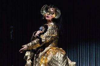 Bjork anakoinonei neo album kai ekthesi Echolalia sto Reykjavik