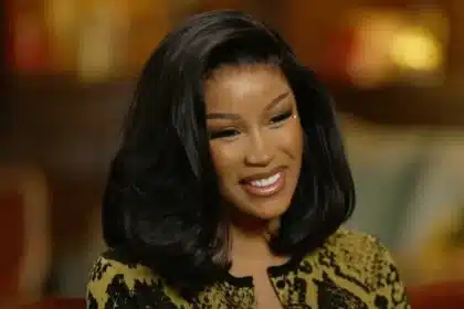 Cardi B στη σκηνή της περιοδείας Little Miss Drama, χαμογελαστή μετά τη γέννηση του μωρού της