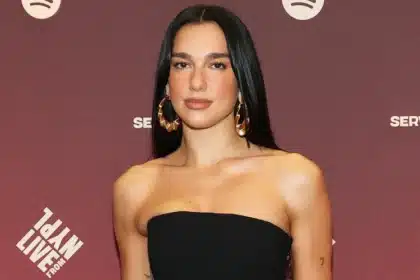 Η Dua Lipa σε δημόσια εμφάνιση καθώς σχολιάζει τα αρχεία Epstein και τη συζήτηση γύρω από τα θύματα